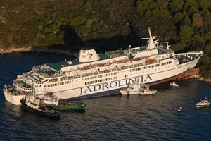 Sit, 25. listopada 2009. započeo je postupak odsukavanja putničkog broda "Marko Polo"
